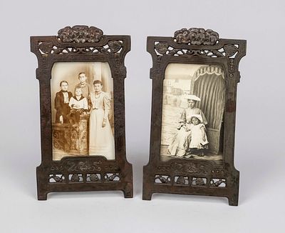 Paar Jugendstil-Standfotorahmen, um 1900, Eisenguß dunkel patiniert, tlw. rostnarbig. 