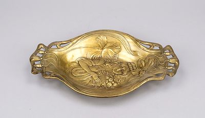Jugendstil-Schale, um 1900, Messing geprägt und Griffe durchbrochen gearbeitet. In der Schale 