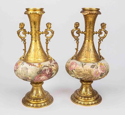 Paar Prunk-Beisteller Vasen, 2. H. 19. Jh., Metallguß bronziert u. tlw. farbig staffiert. Fuß 
