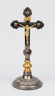 Kruzifix, 19. Jh., Messing/Bronze, vergoldet bzw. versilbert. Runder Standfuß mit geprägtem 