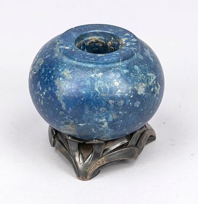 Kleiner Kerzenleuchter, um 1900, Fuß Metallguß versilbert, Korpus kugelig, massiv blaues 