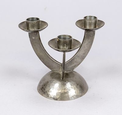 Kleiner Leuchter, Mitte 20. Jh., Zinn. 3-flammig, halbkugeliger Fuß, Hammerschlagdekor. 