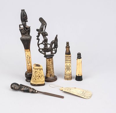 7 Objekte Schnitzereien aus Sumatra, 20. Jh. o. älter, Bein, Holz und Eisen. Untersch. 