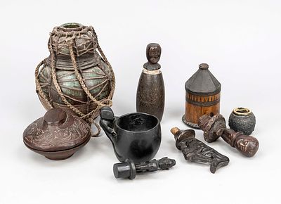 9 Objekte, wohl Sumatra 20. Jh. und älter. Holz und Keramik. 1 x Kalebassenförmige Flasche 