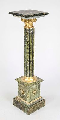 Säule, 20. Jh., spinatgrüner Marmor, Messingapplikationen. Postamentsockel, Schaft als 