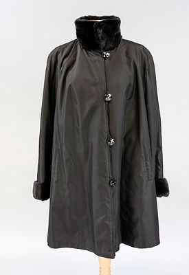 Feather-light short coat with fur lining, 2nd half of the 20th century, black fabric, lined 