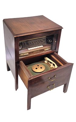 Englisches Toilettenschränkchen, 19. Jh., Mahagoni, späterer Umbau zum Musikschrank (ca. 