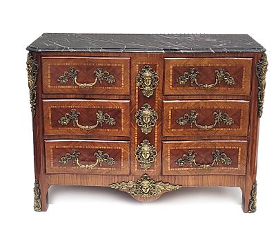 Kommode, Frankreich 19. Jh., Nussbaum furniert, gerader Korpus mit 6 Schubladen, üppige 