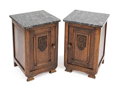 Paar Nacht-/Beistellschränkchen um 1900, Eiche, an den Ecken leicht abgerundeter Korpus mit Tür 