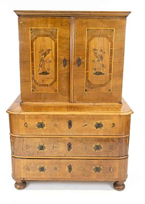 Barock-Aufsatzkommode, 18. Jh., Nussbaum, Unterteil mit drei an den Seiten abgerundeten 