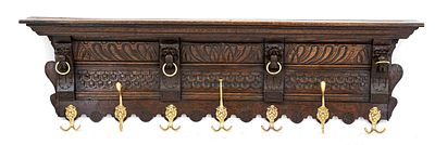 Wandgarderobe um 1880, Eiche, Schuppenschnitzerei, plastische Löwenköpfe, 7 Haken aus Gelbguss 