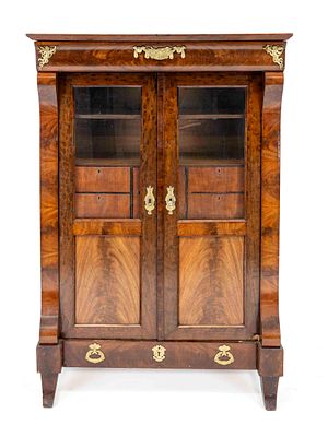 Biedermeier-Vitrinenschrank mit Innenleben, Anf. 19. Jh., wohl Baltikum, Mahagoni, 2-türiger 