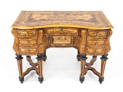 Dekorativer Schreibtisch im Barockstil, wohl Italien um 1900, Nussbaum und andere Edelhölzer 