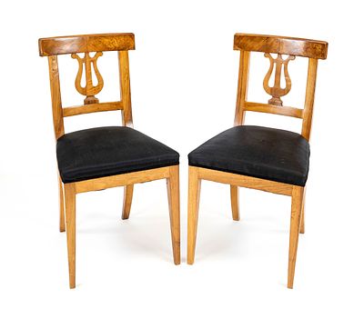 Paar Biedermeier-Stühle, Anf. 19. Jh., helles Nussbaum, Rückenlehne mit Lyrasprosse, schwarzer 