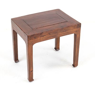 Asiatisches Beistelltischchen 20. Jh., Rüster mahagonifarben gebeizt, 47 x 50 x 38 cm