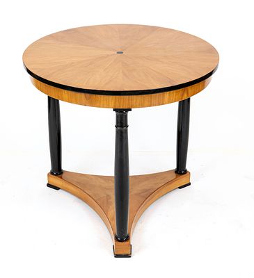 Runder Tisch im Biedermeierstil um 1900, Kirschbaum tlw. ebonisiert, an den Seiten eingezogene 