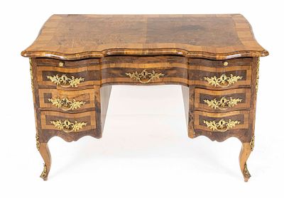 Schreibtisch im Dresdener Barockstil, Anf. 20. Jh., Nussbaum, geschweifte Front mit fünf 