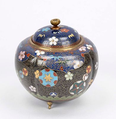 Cloisonné lid box, Japan, circa 1900 (Meiji), bulbous body with round floral cartouches on a 