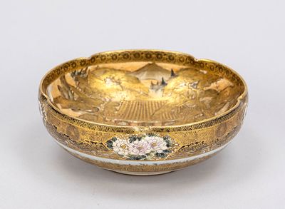 Satsuma bowl, Japan, circa 1900 (Meiji). Round, bulbous body with lobed walls. Above the mirror 