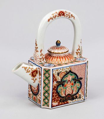 Kenjo Imari teapot, Japan, first half of the 18th century (Edo period). Rectangular body with 