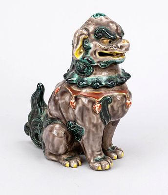 Foohund/lion, China, probably Republican period, polychrome and gold-decorated ceramic. Tip of 