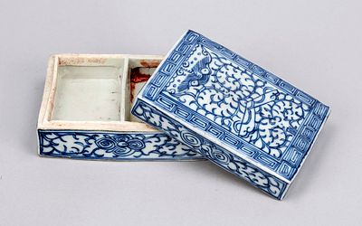 Blue and white lidded box (for sealing paste), China, 19th century (Qing). Rectangular body 