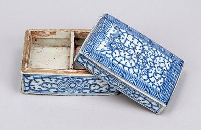 Blue and white lidded box (for sealing paste), China, 19th century (Qing). Rectangular body 