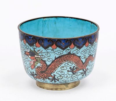 Small cloisonné dragon cup, China, late 19th century (Qing). Decorated all around with writhing 