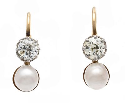 Pearl and diamond earrings, circa 1900 GG 585/000 and platinum, unmarked, tested, set with 2 