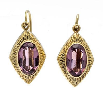 Earrings circa 1940 GG 585/000 with matt texture, set with 2 oval faceted purple gemstones, L. 