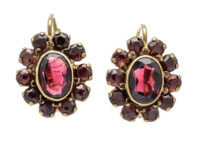Garnet earrings GG 333/000 with oval and round faceted garnets 6.5 - 2.5 mm, L. 15 mm, 2.4 g