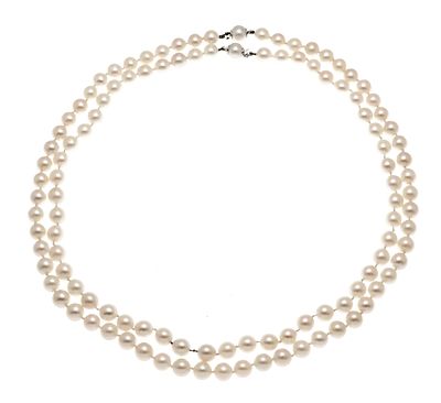 2 Akoya pearl necklaces with 2 WG 750/000 push-lock clasps, each in a 7.5 mm pearl, strands of 