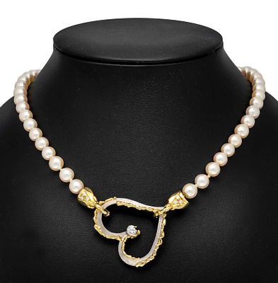 Akoya pearl necklace with Tiemann Design clasp in 950/000 platinum and 750/000 yellow gold in 