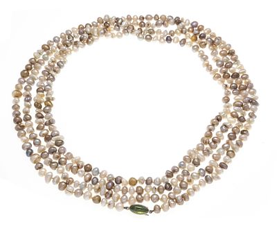 Freshwater pearl necklace with pin clasp GG/WG 585/000 set with an oval green tourmaline 
