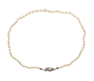 Akoya pearl necklace with GG/WG 585/000 pin clasp set with one Akoya pearl 3.7 mm, strand of 
