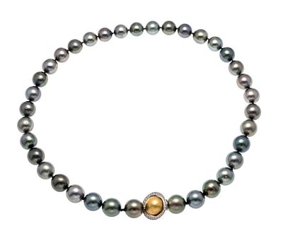 Tahitian pearl necklace with patented interchangeable clasp design made of GG 750/000 ice-matt 