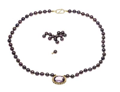 Amethyst pearl necklace GG 750/000 Center section with an oval faceted amethyst 15.3 x 9.8 mm 