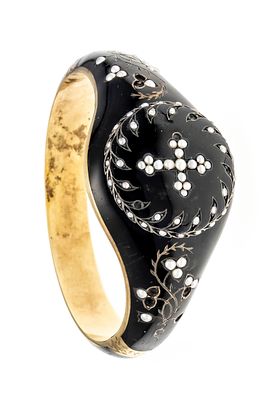 Biedermeier bangle circa 1840, foam gold, all around with black enamel with floral and cross 
