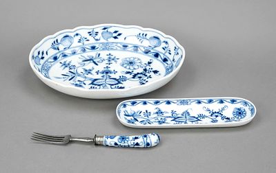 Three pieces 'onion pattern', Meissen, knob swords 1850-1924, 1st and 2nd choice, decoration 