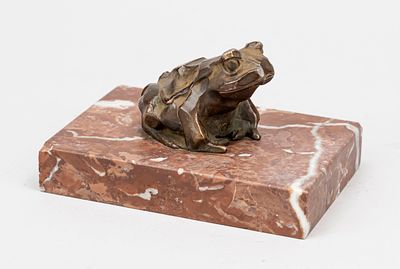 Georg Kr&auml;mer (1906-1969) (attrib.), small frog, brown patinated bronze on marble plinth 