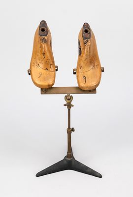 Stand with two shoe lasts, 19th/20th century, wood, metal. Three-legged stand, height 