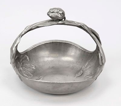 Art Nouveau bowl with handle, Kayserzinn, circa 1900, pewter. Bowl with floral decoration 
