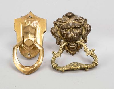 Door knocker and bell lever, around 1900, brass. 1 x Wilhelminian style lion's head with 