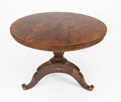 Round Biedermeier table, circa 1830, mahogany, maple thread inlay around the edge, H. 76 cm 