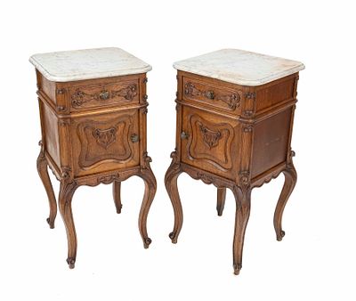 Pair of bedside cabinets, circa 1860, oak, 1-door cabinet with drawer standing on high curved 