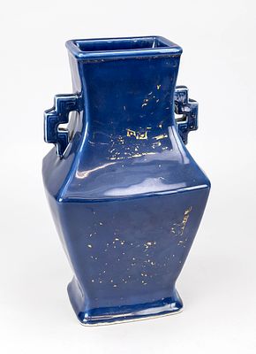 Monochrome Hu vase with gold painting, China 18th/19th century (Qing). Hu form with powder blue 