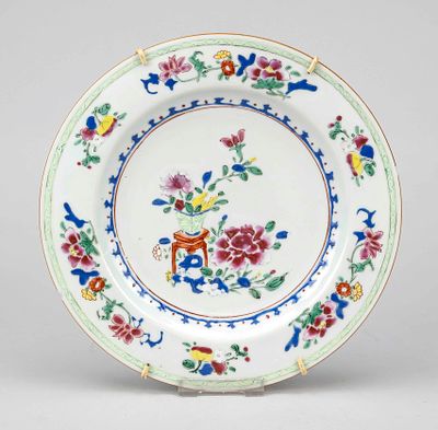 Famille Rose plate, China, 1st half of the 18th century (Yongzheng/Qing). In the mirror, a 