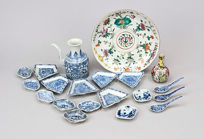 Collection of porcelain, China 19th/20th century, 1 x famille rose plate with peaches and 