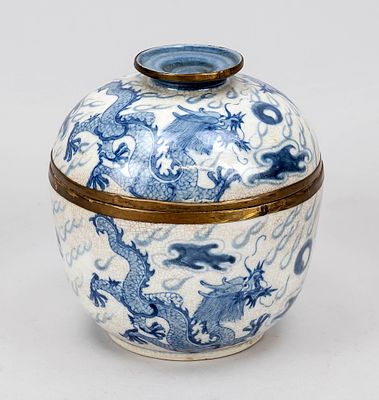 Lidded box with dragon decoration, China, probably around 1900 (Qing). Decorated around the 