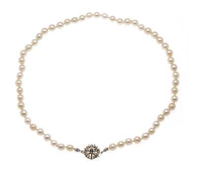 Akoya pearl necklace with GG/WG 585/000 clasp set with a round-faceted sapphire 2.5 mm in an 